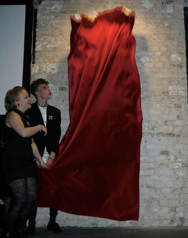 Der magische Moment - unsere Geschäftsführer lüften das Geheimnis, was sich hinter dem roten Vorhang verbarg 