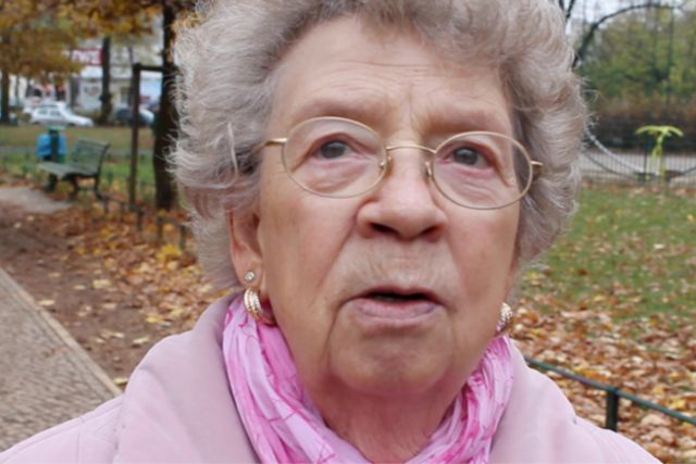 Edith ist 83 Jahre alt. Sie erzählt, wie Geräte ihren Alltag vereinfachen, während sie Zuhause ihren Mann pflegen muss.